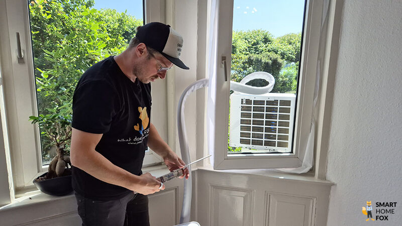 Die Außeneinheit der Midea PortaSplit wird auf einem Balkon positioniert.